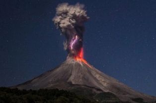 史上最惨烈的空难,飞机撞上活火山,257人醒着从万米高空坠入岩浆