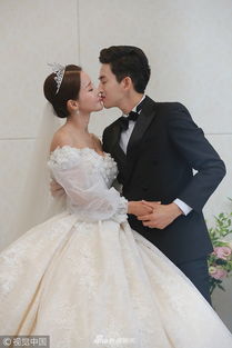 组图 韩歌手米娜嫁26岁男友浪漫热吻 相差17岁母子恋引热议 