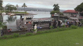 夏威夷游客看火山 船被岩浆击穿 