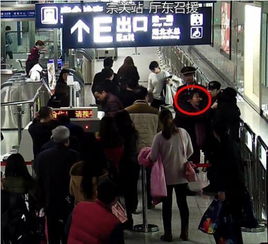 地铁站拒绝安检被拦下 中年女子三次掌掴女安检员