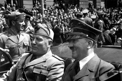 希特勒照片大全：与妻子、纳粹党、墨索里尼合影照片(卓别林和希特勒照片)