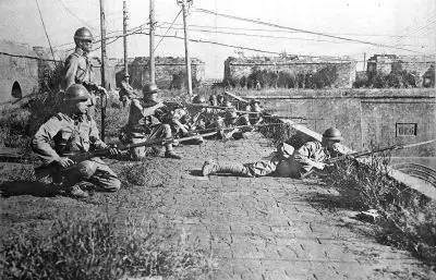日本关东军发动九一八事变，炮击沈阳北大营，张学良下不抵抗命令(1931年日本关东军发动了)
