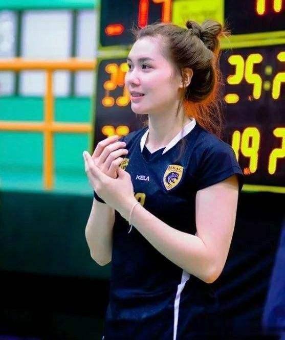 泰国排球女神引关注,身高超1米8流汗照走红,28岁美若少女成焦点