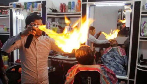 印度理发师点燃顾客头发（图）(印度理发师马诺)