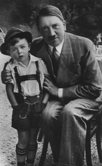 给儿子取名希特勒致敬 英国夫妇被判入狱6年 一对加入新纳粹团(大众汽车是希特勒取名)