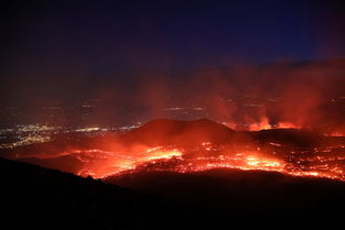 意大利埃特纳火山喷发 熔岩流淌似 火河