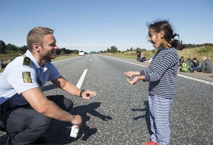 丹麦帅警察走红 与叙利亚难民小女孩玩游戏画面温馨