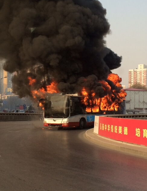 北京一公交车起火 无人员伤亡