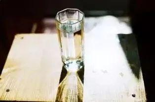 辟谣 隔夜水真的会致癌 专家指出每日喝水最佳时刻表