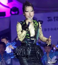 她是中国歌坛一姐,当了韩国总统干女儿,被骂整容克夫,她却旺出5亿富豪老公 
