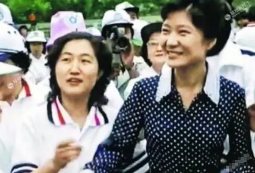 韩版 老佛爷 崔顺实 操纵总统朴槿惠40年,韩国政坛的无冕之王