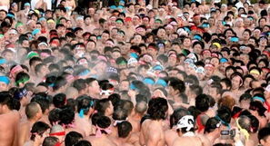 日本9000人参加“裸体祭” （图）(日本有人参吗)