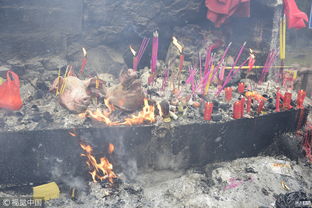 湖北一石头被当 神灵 祭拜 数十年香火不断 