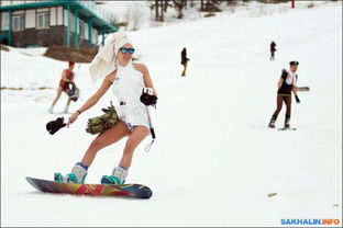美女穿比基尼滑雪庆祝滑雪节 参与者有望突破2000人 组图