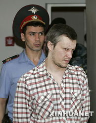 8月13日,亚历山大·皮丘什金(前)被警察带入俄罗斯首都莫斯科的一家法院。 新华社发
