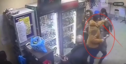 俄罗斯2个酒鬼超市内打架 女收银员左右勾拳将其KO 