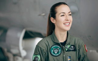 瑞士空军首位女飞行员颜值高被赞飞行员杀手 