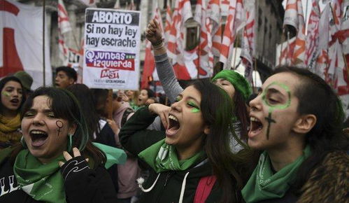 阿根廷11岁女童遭祖母男友侵犯后怀孕 准许堕胎第二天却诞下男婴