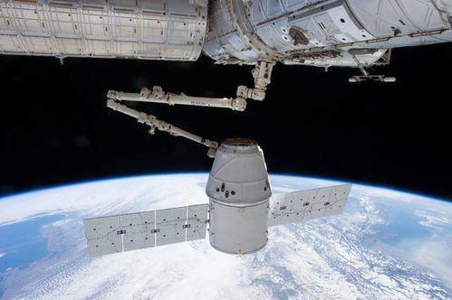 SpaceX“龙飞船”与空间站对接成功（图）(spaceX龙飞船和国际空间站对接壁纸)