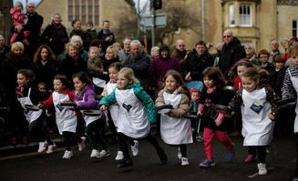 英国举行 煎饼快跑 比赛 数千人手持煎锅参加 高清组图