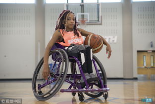 美国残疾女子（Karneshia）活出精彩 走T台打篮球(残疾女子去理发)