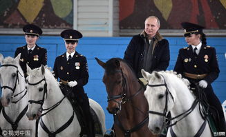妇女节前夕 普京慰问骑警同女警一起骑马 