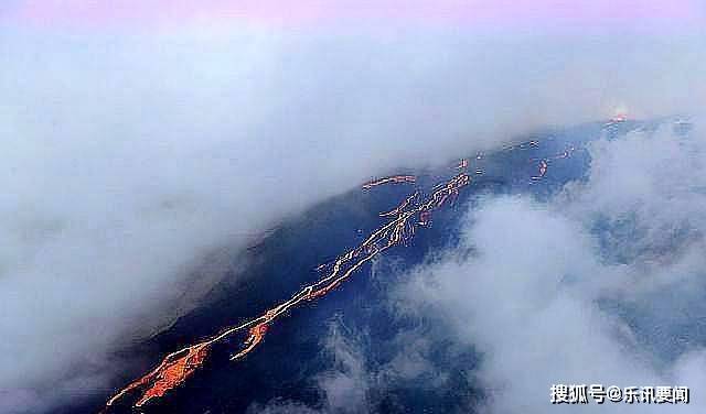 法属留尼汪岛火山爆发,熔岩流淌成河,火山 活动史 至少50万年