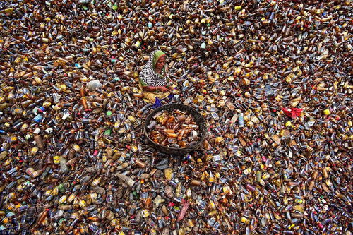 孟加拉 塑料垃圾海洋 令人震撼 工人分拣数百万塑料瓶 