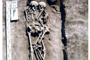 3000年前遗骨紧抱贴头 人妻自愿 躺墓穴活埋 永远陪亡夫