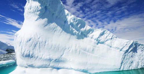 南极很少见到巨大的冰山方块 棱角像用刀一样清晰