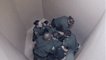 美国精神病囚犯遭狱警殴打虐待