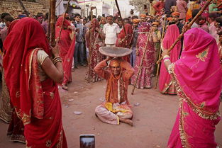 印度妇女集体“棒打男人” 庆祝“棒打男人节”