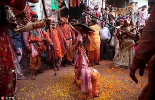 印度办 棒打男人节 妇女穿华美沙丽挥棒