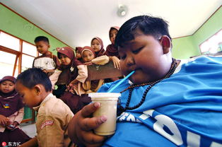 世界最胖男孩减10斤后重返学校 