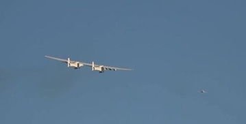 世界最大飞机在美国完成首飞,双机身可发射卫星 