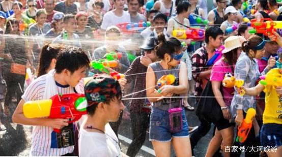 表情 泰国泼水节,一女性被警察抓,原因令男人满脸尴尬 女生 表情 