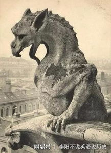 老照片 巴黎圣母院大教堂上的神兽雕塑,一把大火焚为灰烬