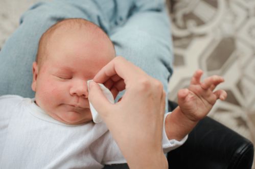 宝宝的鼻子 眼睛 耳朵该如何清洁 这9个小技巧妈妈一定要掌握