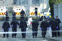 北爱尔兰骚乱 一名女记者中弹身亡 