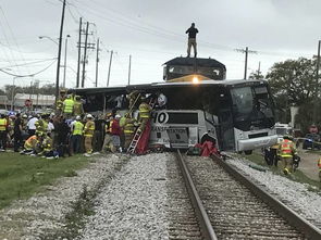美国载50人大巴与火车相撞 被推行100米 