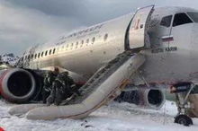 俄航客机起火37人生还 空乘 拽着乘客领子 扔 他们出去