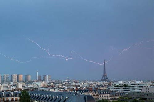 法国埃菲尔铁塔被闪电 击中