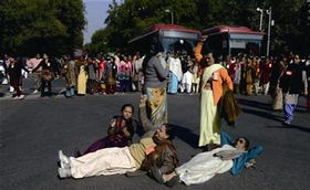 印度女性活动家聚集在街愤怒抗议