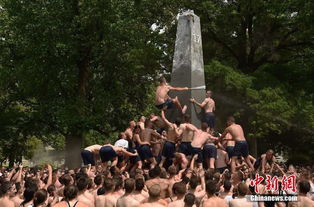 美海军学院举办爬纪念碑仪式 猛男赤膊搭人梯