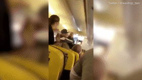 女子飞机上不穿鞋去厕所 引发两男互殴场面火爆