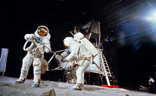 中秋月圆 阿波罗登月骗局再起,宇航员下登月舱生龙活虎破绽百出