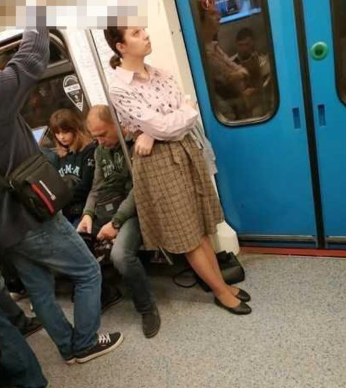 俄罗斯女乘客当众脱下内裤 命令男乘客让座被拒绝
