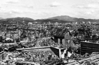 遭原子弹轰炸一年后,日本广岛什么样 残骸遍地死气沉沉