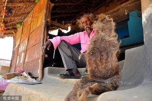 印度老人受 神灵 感召40年不理发 头发缠绕如 地毯