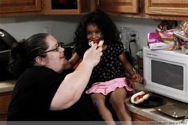 44岁女子为成最胖母亲 猛吃增肥目标910斤 